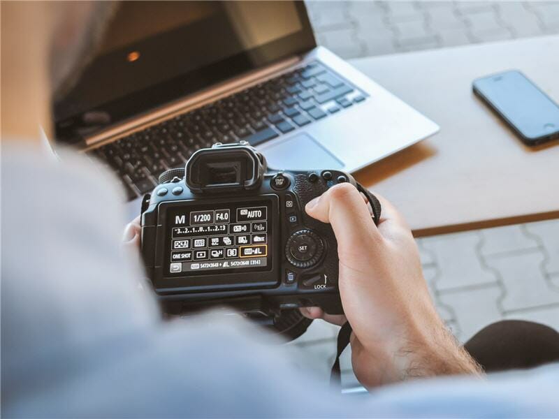 Real estate photography guide woman with camera